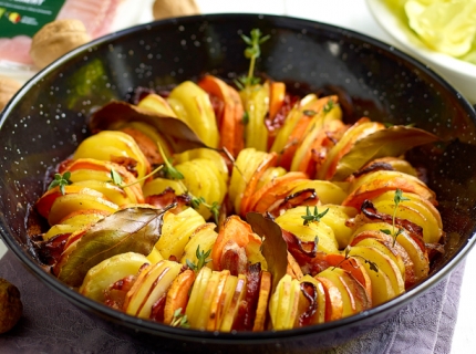 Pommes de terre, patates douces, lard croustillant et salade verte