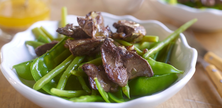 Salade tiède de mange-tout, princesses et foies de volaille