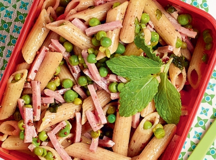 Salade de pâtes complètes aux petits pois, menthe et jambon