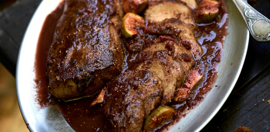 Filets de marcassin, sauce aux figues et légumes oubliés