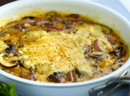 Omelette au trio de champignons, oignon rouge et gouda vieux