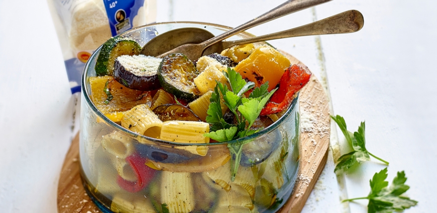 Salade de pâtes aux légumes grillés et parmesan