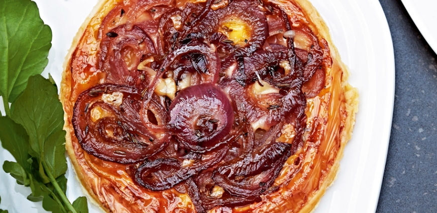 Fines tartelettes aux oignons rouges, provolone et carvi