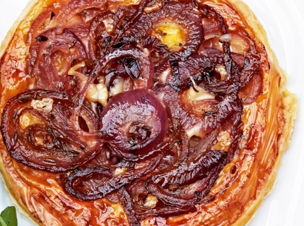 Fines tartelettes aux oignons rouges, provolone et carvi