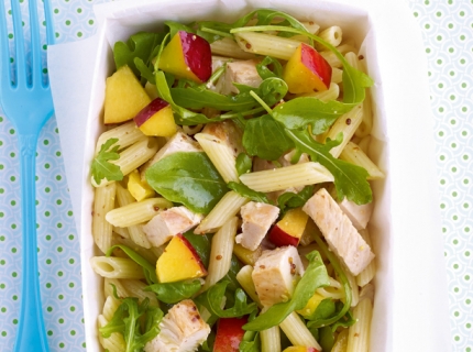 Salade de pâtes au poulet grillé et aux nectarines pauvre en sel