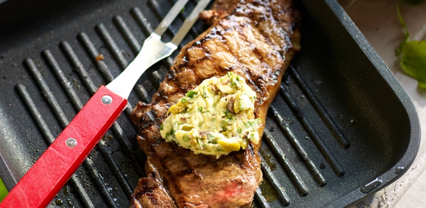 Entrecôte aux anchois, à l’estragon et au beurre aux olives