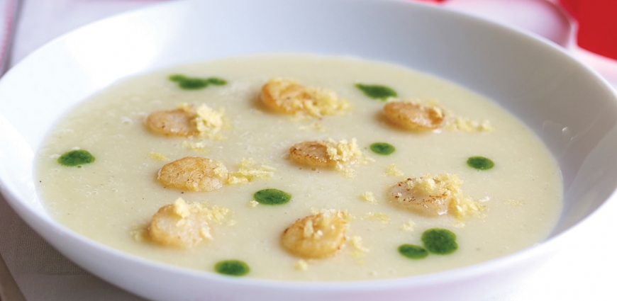 Soupe de pommes de terre, noix de pétoncles et huile de ciboulette