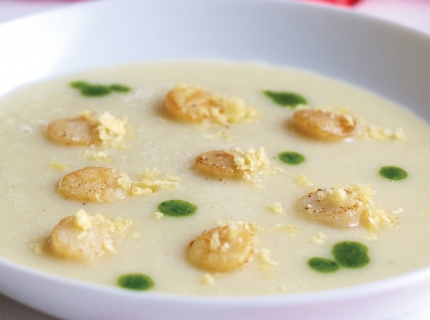 Soupe de pommes de terre, noix de pétoncles et huile de ciboulette