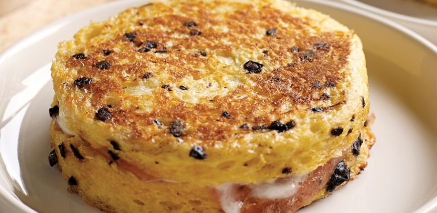 Pain perdu à la tapenade, à la mozzarella et au jambon de parme