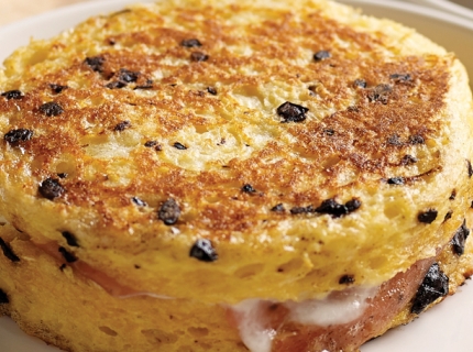 Pain perdu à la tapenade, à la mozzarella et au jambon de parme