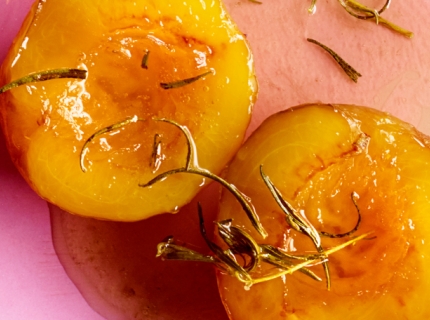 Nectarines au caramel à l’huile d’olive et romarin