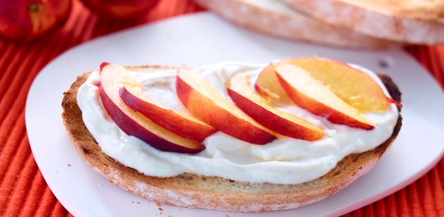 Toasts à la ricotta, miel et fruits