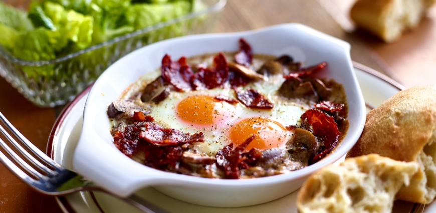 Œufs cocotte aux champignons et au chorizo croustillant