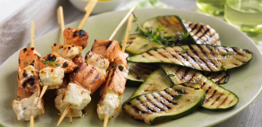 Brochettes de poissons en marinade, courgettes grillées