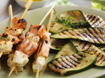 Brochettes de poissons en marinade, courgettes grillées