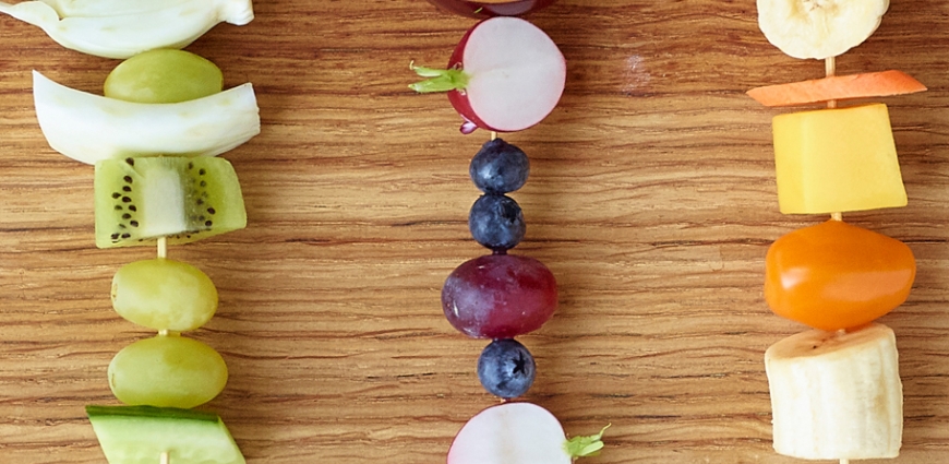 Brochettes de fruits et légumes « colors »