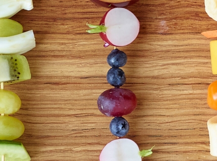 Brochettes de fruits et légumes « colors »