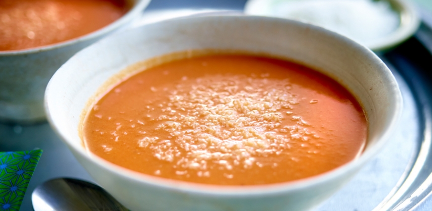 Soupe aux tomates, bananes et lait de coco