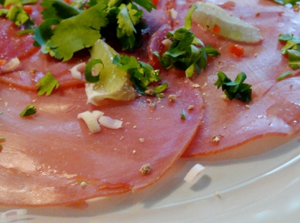 Carpaccio de thon fumé à la thaïlandaise