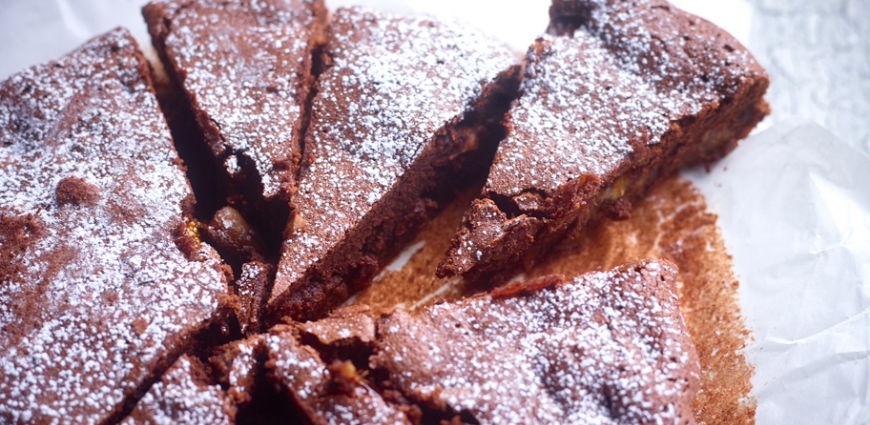 Gâteau au chocolat aux épices, aux fruits secs et au rhum