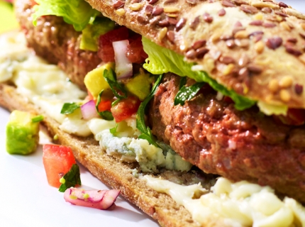 Hamburger à la salsa d’avocat et gorgonzola