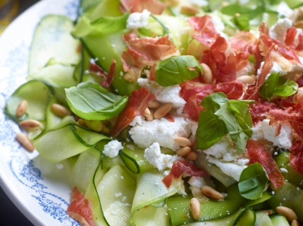 Salade de courgettes au chèvre et au jambon croustillant