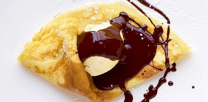 Crêpe Mikado à la glace à la vanille et sauce au chocolat