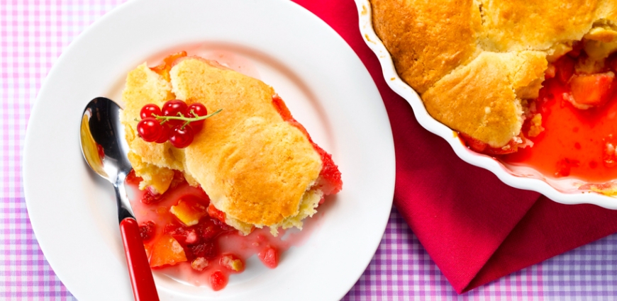 Cobbler aux nectarines et aux groseilles