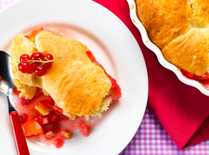 Cobbler aux nectarines et aux groseilles