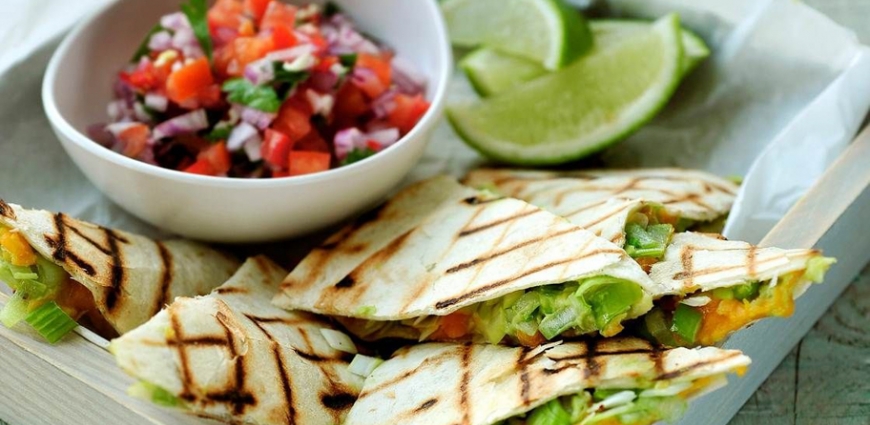 Quesadillas à l’avocat et salsa de tomates