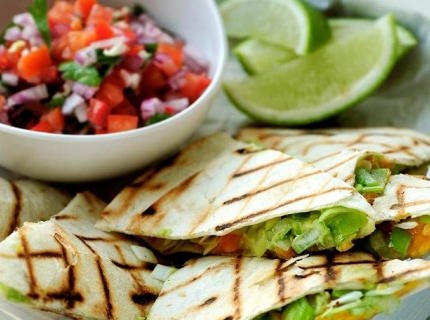 Quesadillas à l’avocat et salsa de tomates