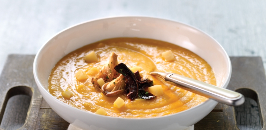 Potage de potiron aux dés de Comté et champignons sautés