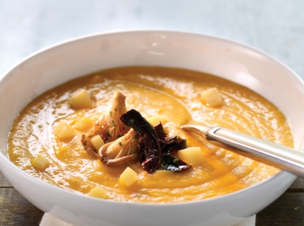 Potage de potiron aux dés de Comté et champignons sautés