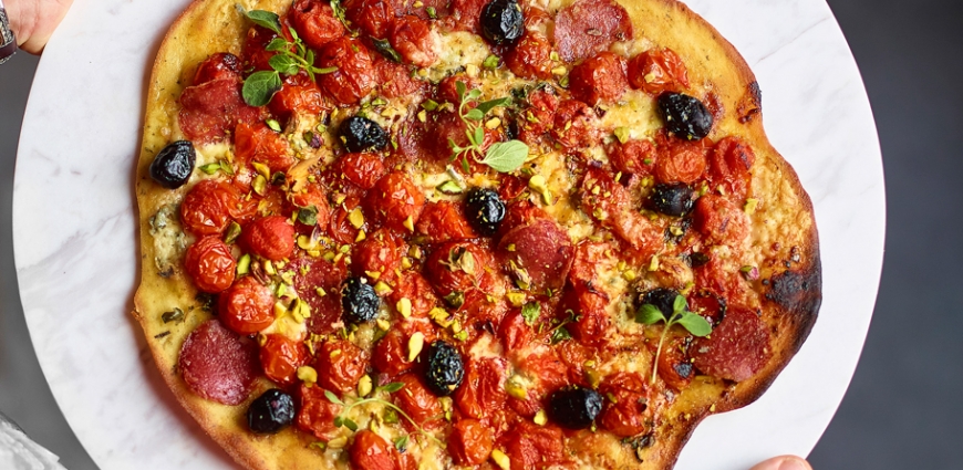 Pizza aux tomates datterino, gorgonzola et pistaches