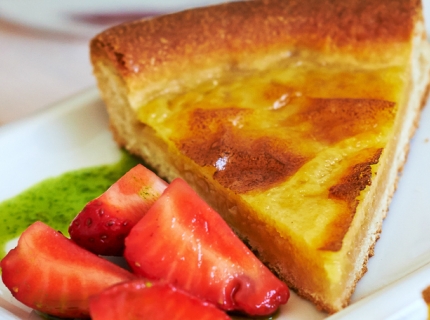 Tarte au sucre tiède, fraises juste poêlées au poivre de sichuan, huile de basilic