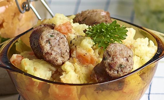 Stoemp classique aux poireaux et aux carottes, saucisse de campagne