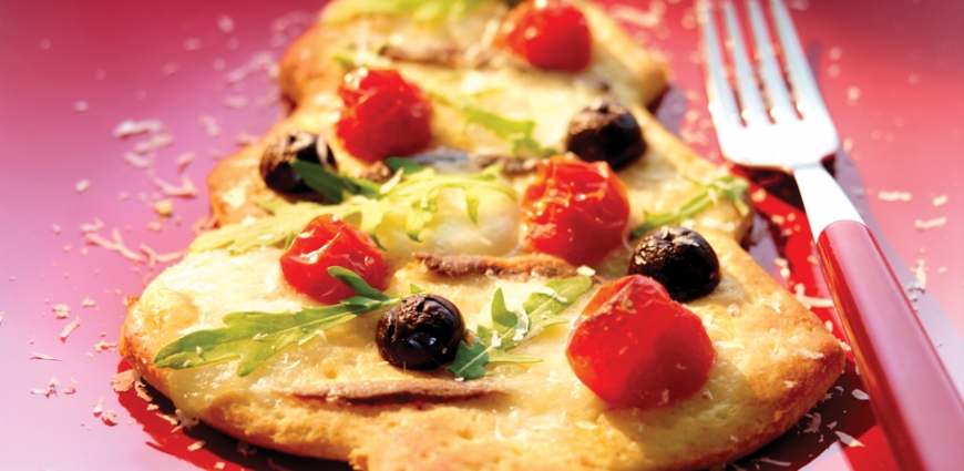 Pizza en forme de sapin de Noël aux olives noires, tomates-cerises et mozzarella