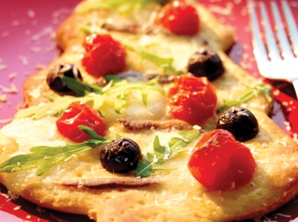 Pizza en forme de sapin de Noël aux olives noires, tomates-cerises et mozzarella