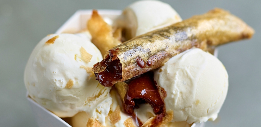 Glace au chocolat blanc et loempia au chocolat noir