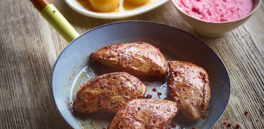 Filets de faisan au poivre rose, sauce aux cranberries et reinettes pochées au miel