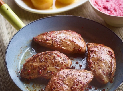 Filets de faisan au poivre rose, sauce aux cranberries et reinettes pochées au miel