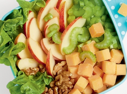 Salade croquante au gouda, céleri, pommes et noix