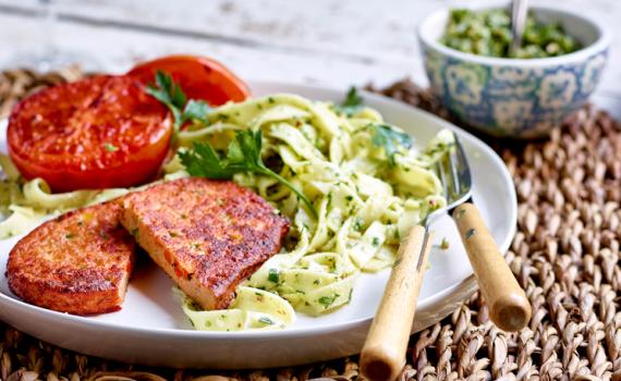 Burgers de légumes, pâtes au pesto de persil et demi-tomates grillées