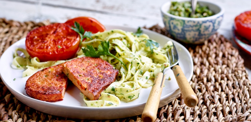 Burgers de légumes, pâtes au pesto de persil et demi-tomates grillées