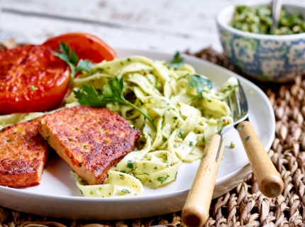 Burgers de légumes, pâtes au pesto de persil et demi-tomates grillées