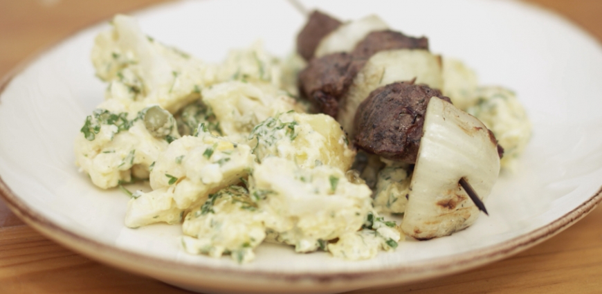 Brochette de bœuf et salade de pommes de terre et chou-fleur