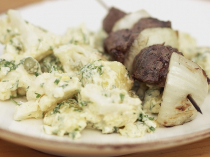 Brochette de bœuf et salade de pommes de terre et chou-fleur