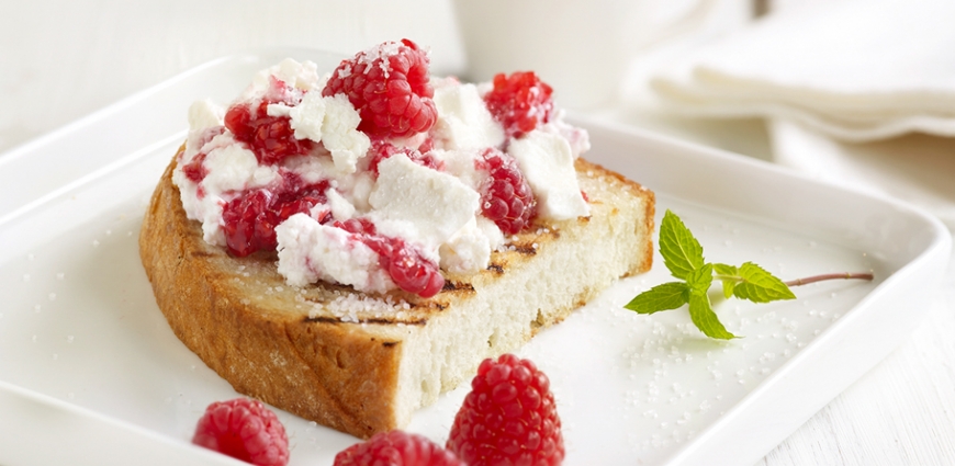 Pain blanc bio, ricotta et framboises