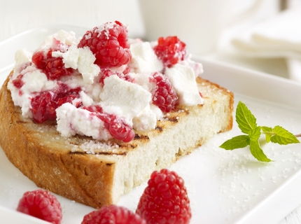 Pain blanc bio, ricotta et framboises