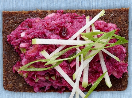 Rillettes de truite fumée à la betterave rouge, oignons jeunes et pomme verte